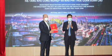 Ông Lê Trung Kiên, Trưởng Ban Quản lý Khu Kinh tế Hải Phòng trao Giấy chứng nhận cho nhà đầu tư. (Ảnh: haiphong.gov.vn).